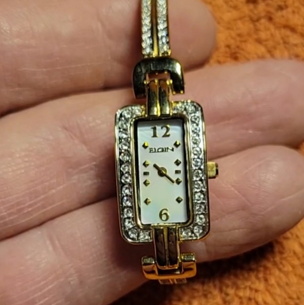 QLadies Elgin Gold Tone Rhinestone Bangle Watch new battery.